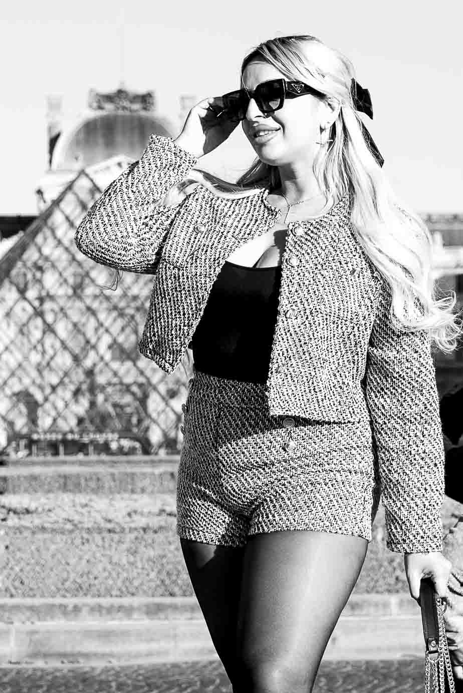 Shooting photo au Louvre - Carrousel louvre portrait femme noir blanc 